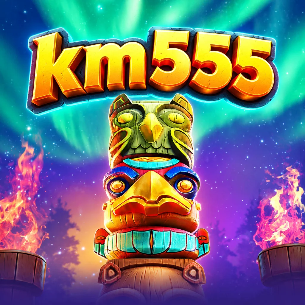 km555 Totem Wonders pilar totem ukiran kayu di bawah cahaya aurora